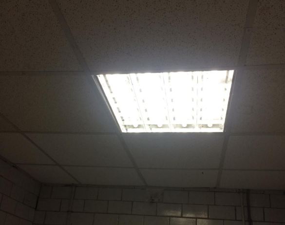 na ulice 1812 goda pri vhode v podezd doma otremontirovali svetilnik