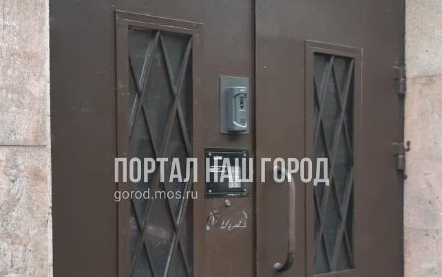 Na Ukrainskom Bulvare V Podezde Otremontirovali Dver